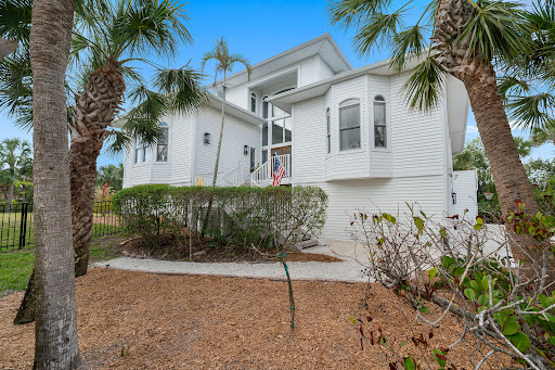 Modern white house with palm trees - Prestige house for sale in Sanibel, 6 bedrooms