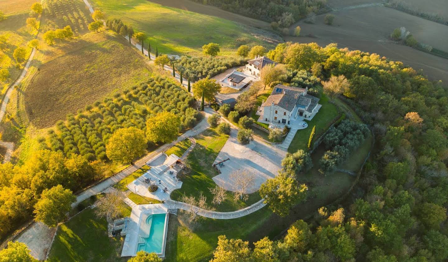 Corps de ferme avec jardin et piscine Todi