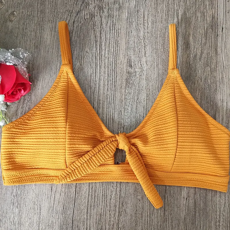 Bikini a rayas de talle alto con espalda descubierta, triangular, de corte dividido. Disfruta del sol con estilo y comodidad.