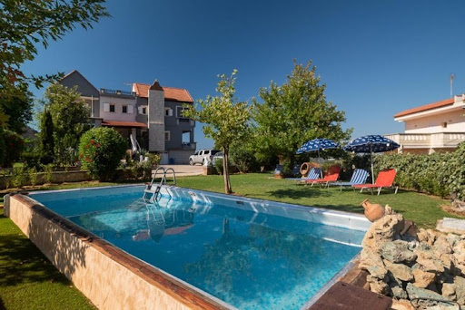 Villa with pool 1