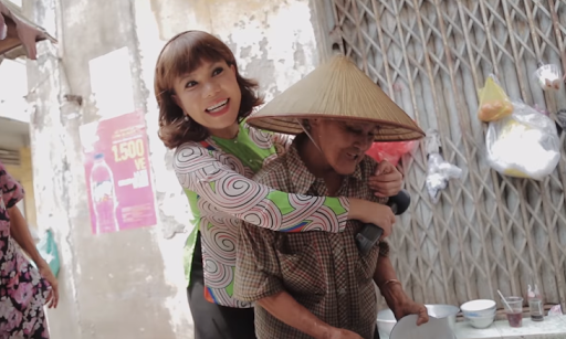Nữ nghệ sĩ đã dành sự mến mộ cho cụ bà này và không cầm được nước mắt khi nói chuyện.