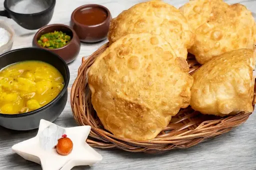 Sabzi Kachori [4 Pieces] With Gulab Jamun [1 Piece]