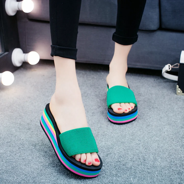 Dames huisslippers met Liangtuo plateau, dikke antislip zool, perfect voor zomer en strand, groothandel.