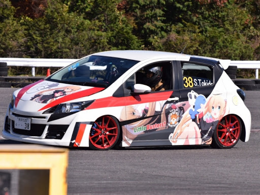 定番コンパクトカーが大変身 ヴィッツのエアロカスタム Cartuneマガジン