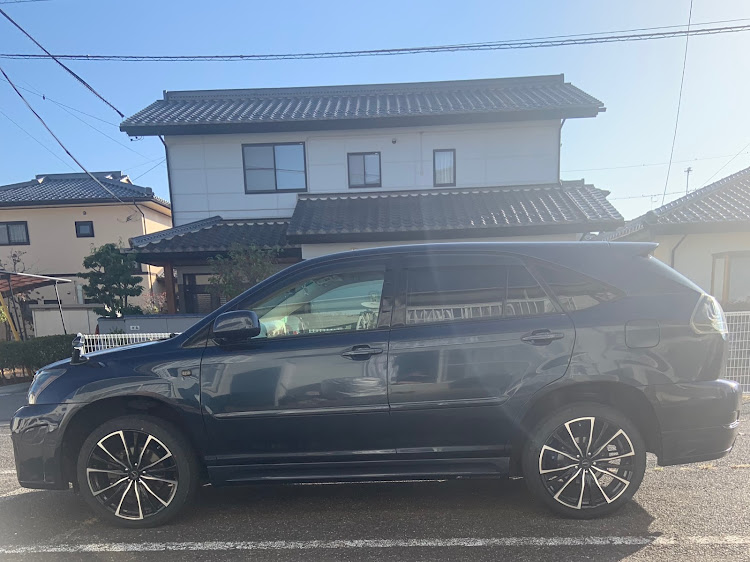 ハリアーの11月もよろしくお願いします・タイヤサイズ下げたらヘンテコ・下がったらシックリハマって👏・中旬に車高調・装着します。に関するカスタム事例の投稿画像1枚目