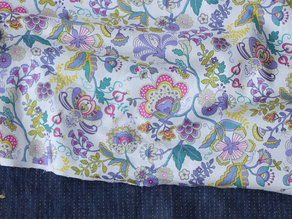 Lange katoenen stof met digitale print voor dames zomerkleding. Lichtgewicht, ademend ideaal voor jurken en blouses.
