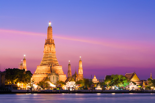 Turismo na Tailândia. Wat Arun, também chamado de Templo do Amanhecer, um enorme templo budista que possui uma vista linda durante o amanhecer, próximo ao rio Chao Phraya