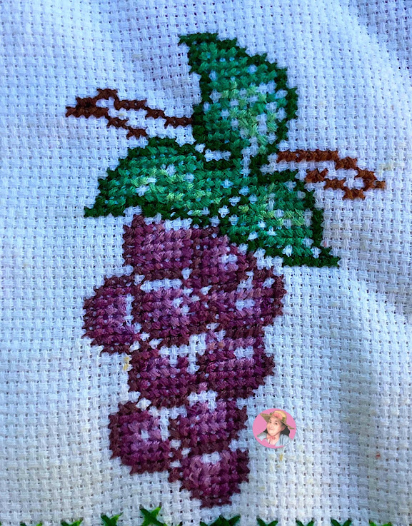 Uvas en punto de cruz  Grapes in cross stitch 