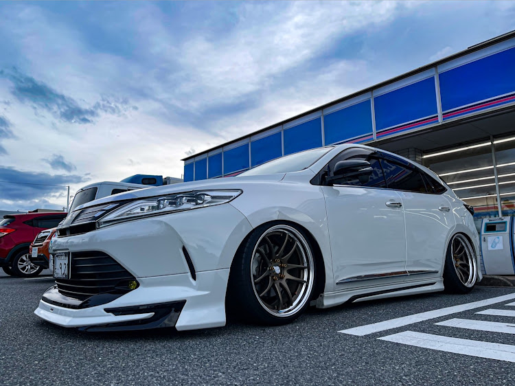 ハリアーのピックアップに選ばれたい・エモーションCR2P・車高短suv・work Emotion・ワンオフマフラーに関するカスタム事例の投稿画像1枚目