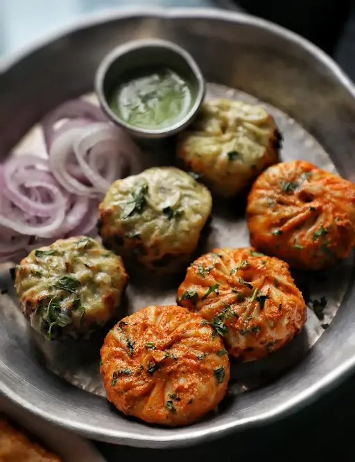 Tandoori Achari Chicken Momos [8 Pieces]