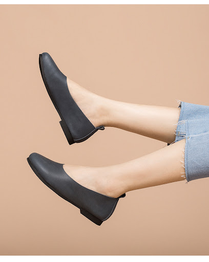 Title 19, Womens Cowhide Solid Color Slip-on Flat Shoes....