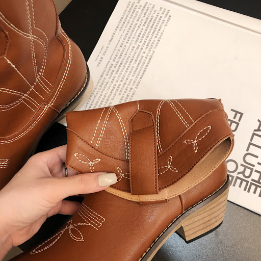 Title 16, Retro Thick Heel Mid-tube Knight Boots with Poi...