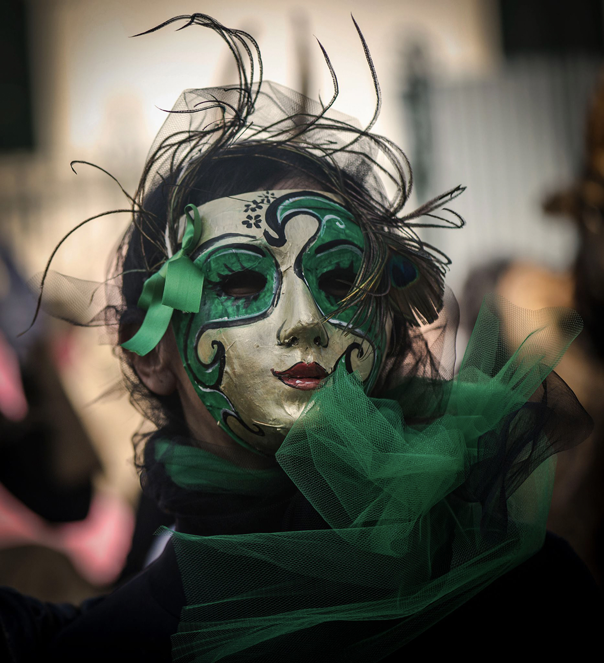 La maschera di carnevale è il simbolo dell'anonimato e della libertà, dove si possono esprimere emozioni senza timore di giudizi. di Luta