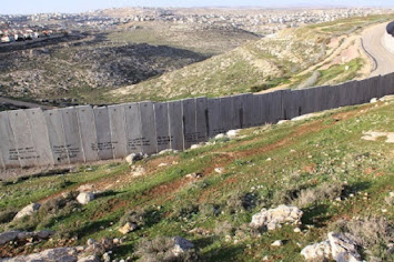 Westbank Barrier bei Ramallah.jpg