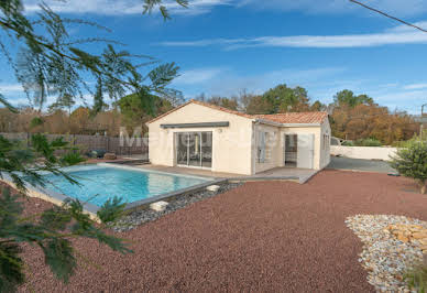 Maison avec piscine et terrasse 17