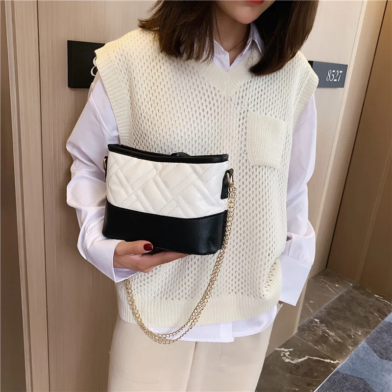 Bolsa de ombro única, elegante e versátil, ideal para carregar seus itens essenciais com conforto e estilo. Perfeita para o dia a dia.