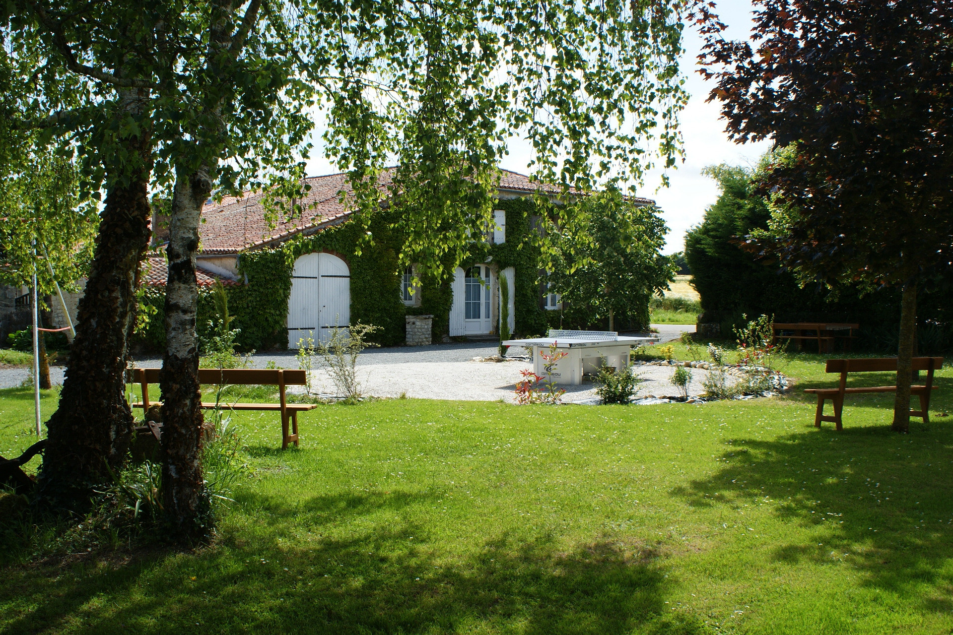 Jardin con mesa de ping pong y columpioCasa rural de alquiler para 6 a 7 personas en Surgeres cerca de La Rochelle costa atlantica de Francia