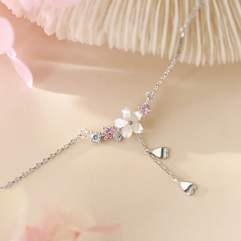 Collier de clavicule femme au design rétro et tempérament. Rehaussez votre style avec cette chaîne féminine, parfaite pour un look élégant et intemporel.