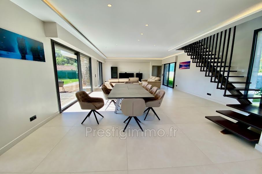 Location meublée maison 6 pièces 412 m² à Mougins (06250), 9 500 €