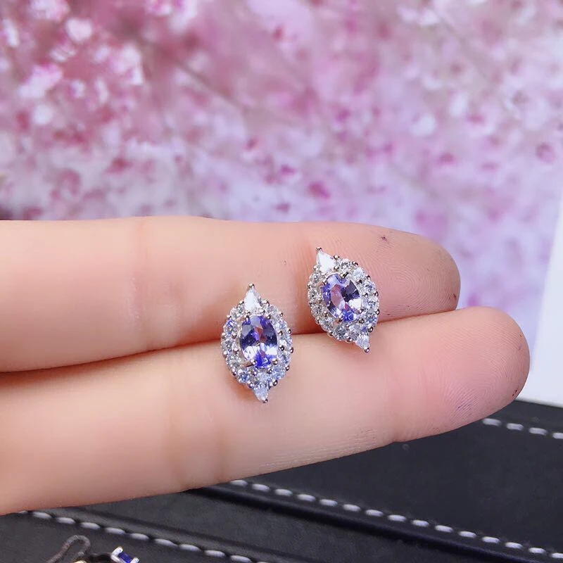 Ensemble trois pièces en tanzanite naturelle pure, pour un look élégant et sophistiqué. Un bijou précieux pour sublimer votre tenue.