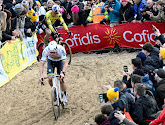 🎥 Mathieu van der Poel en Wout van Aert doen alle monden openvallen met identieke actie: "Dat is de eerste keer"