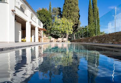 Seaside villa with pool and garden 16