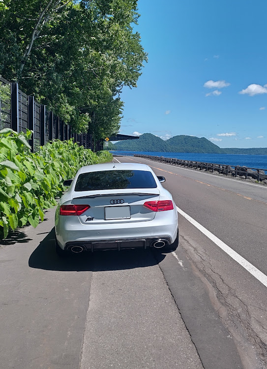 A5 クーペのドライブ・ホイール交換・みんなのセンターキャップが見たい・アウディ・車検から帰還に関するカスタム事例の投稿画像2枚目