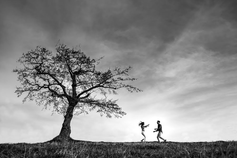 Fotografo di matrimoni Alin Pirvu (alinpirvu). Foto del 30 aprile 2017