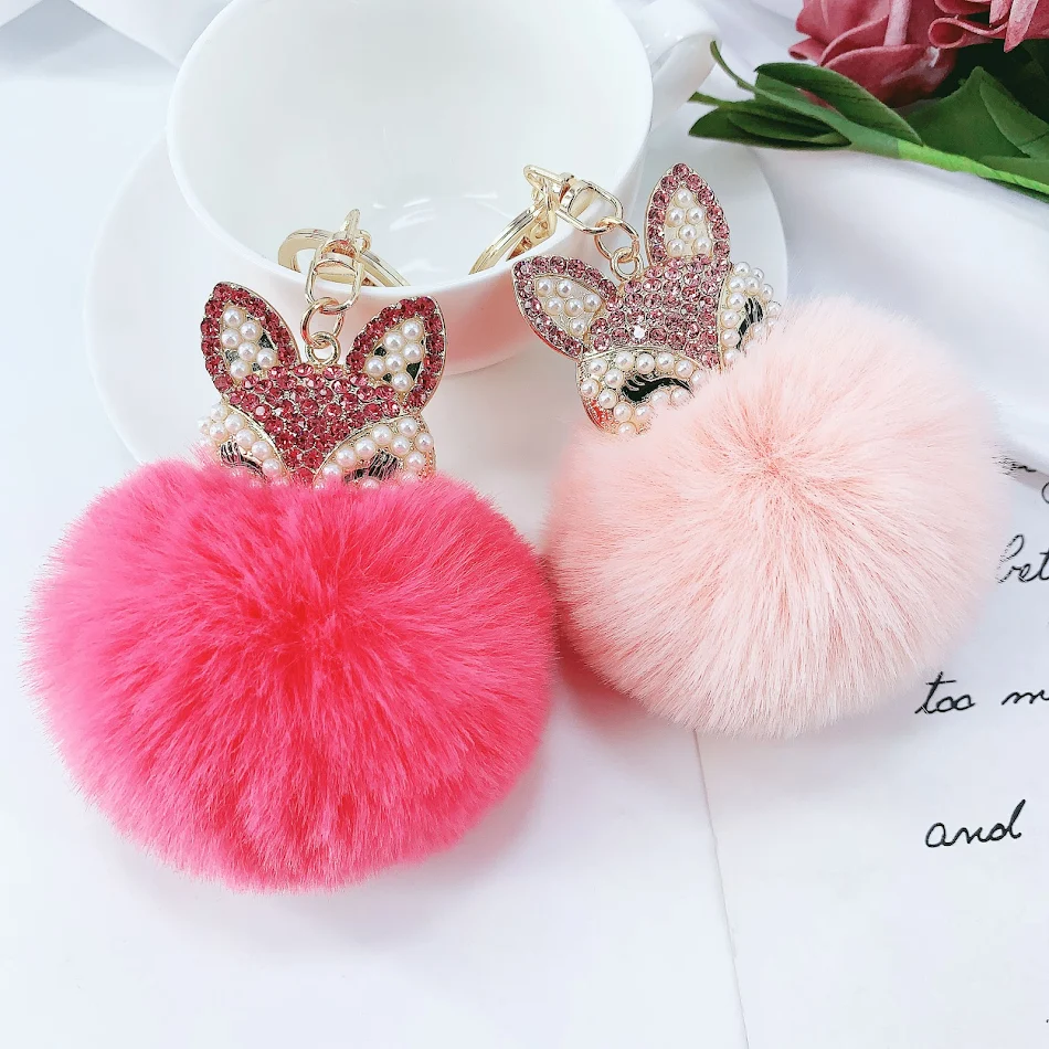 Sleutelhanger met legering parel strass vossenbont bal hanger, een stijlvolle en luxueuze accessoire voor uw sleutels of tas.