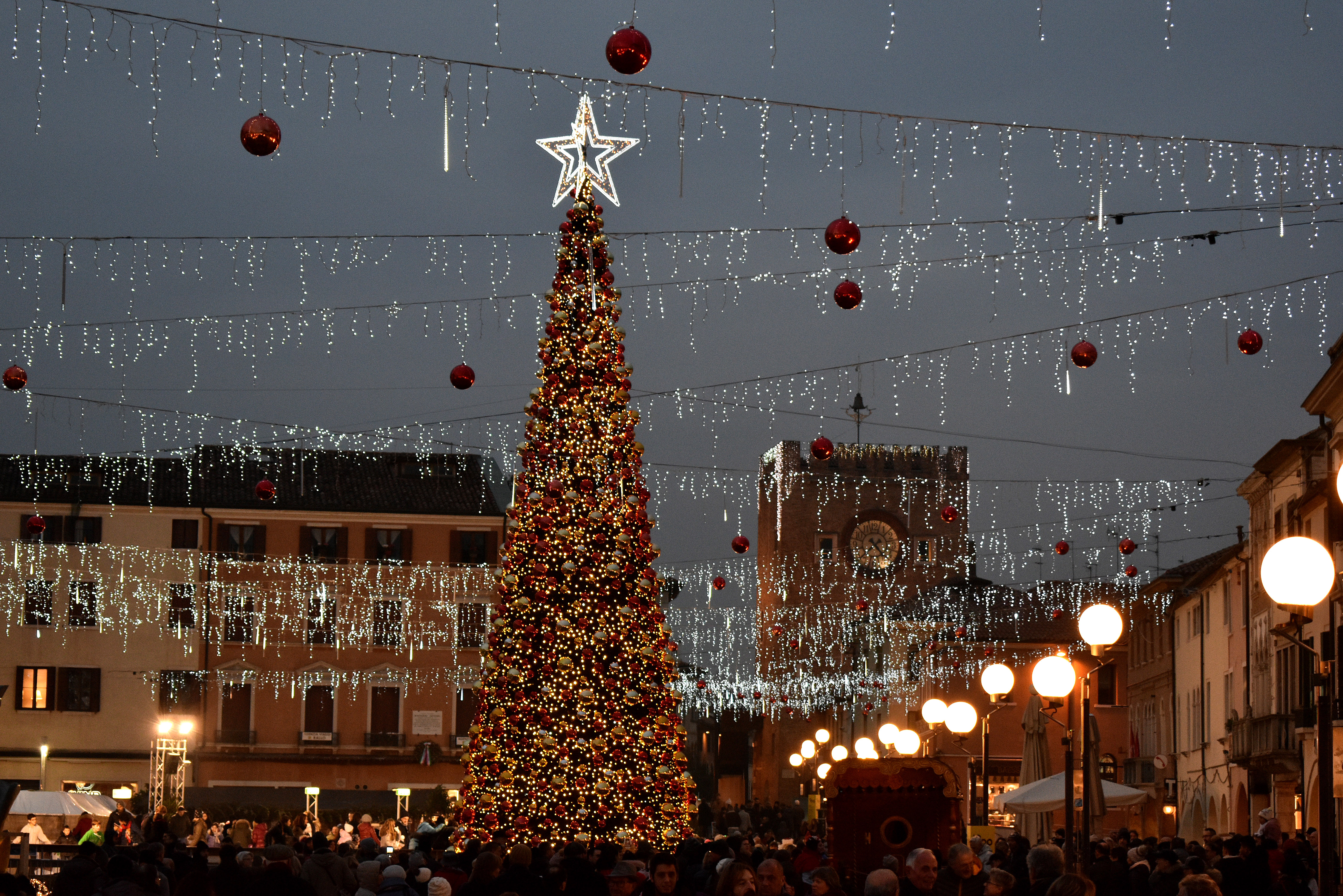 tutti in piazza  di renzo brazzolotto