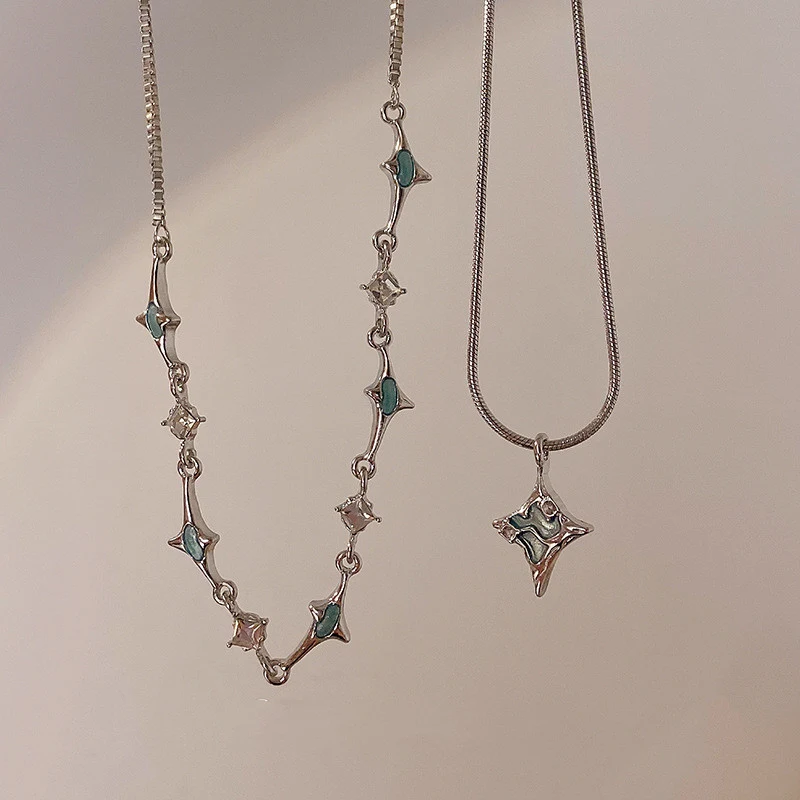 Blauwe dubbellaagse ketting met achtpuntige sterren, een stijlvol sieraad dat je look verbetert en bewonderende blikken trekt.