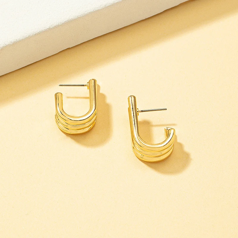 Boucles d'oreilles mode multicouches Alloy Line pour femme, designs élégants pour compléter votre look, légers et confortables, parfaites pour tous les jours.