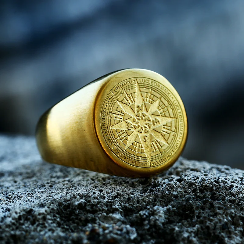 Bague boussole en acier inoxydable pour homme. Trouvez votre chemin avec style. Durable, résistante à l'eau et élégante pour un port quotidien.