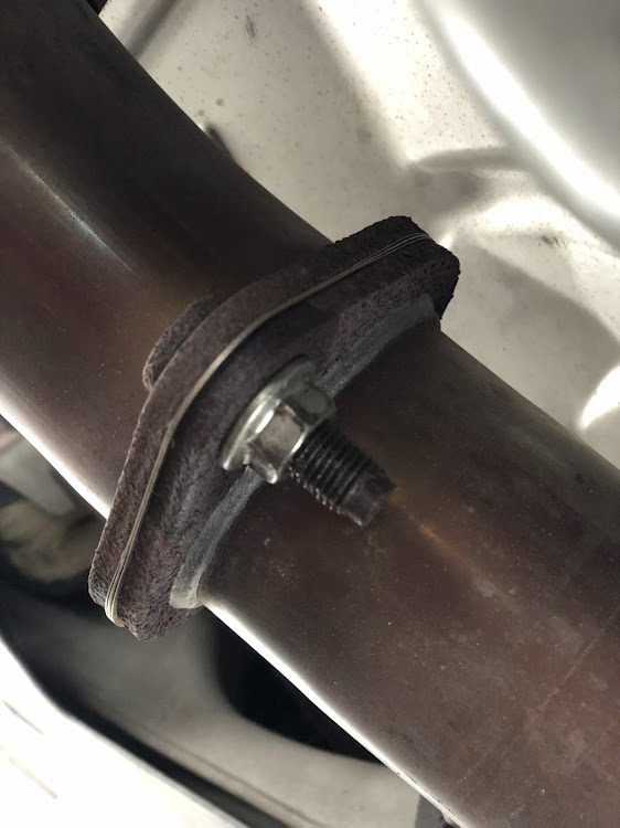 NISSAN GT-RのDIY・センターパイプ取り外しに関するカスタム事例の投稿画像3枚目