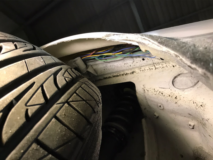 カローラレビンのAE86・DIY・素人板金・レビンからトレノ化・LINKECUに関するカスタム事例の投稿画像9枚目