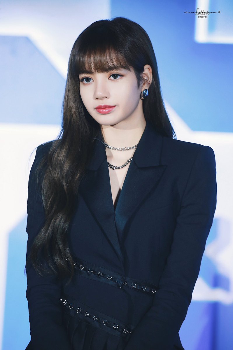 Blackpinks Lisa Finally Reveals Her Forehead With A No Bangs Look