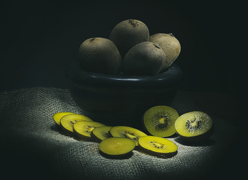 kiwi still life di vincenzo_spera