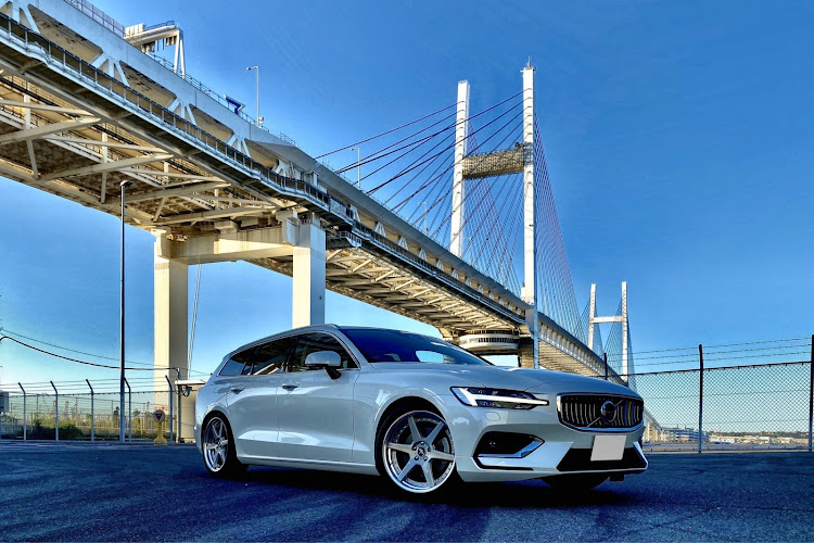 V60のホイール交換・タイヤ交換・車高調整に関するカスタム事例の投稿画像1枚目