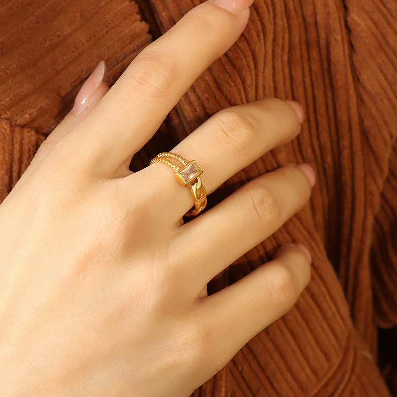 Bague ouverte en zircon vert et blanc, un bijou élégant pour femmes, idéal pour compléter votre tenue et vous démarquer avec style.