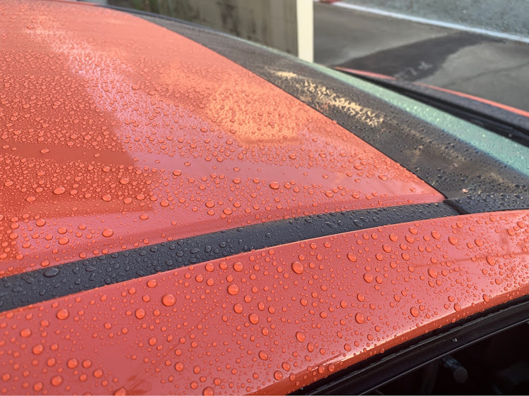 フィットの洗車したら雨が降る。・雨上がり・かわいい車・屋根・撥水効果に関するカスタム事例の投稿画像1枚目