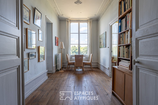 Dining room with bookshelf and window view - Prestige property for sale in Chinon, 11 rooms, 3 bedrooms