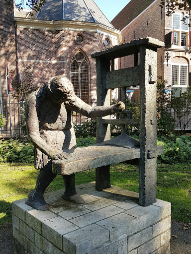 Erasmus in parkje bij St. Jans