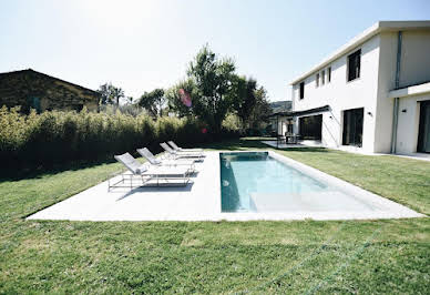 Villa avec piscine et terrasse 3