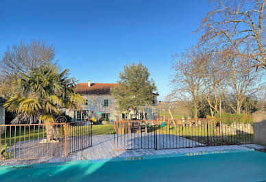 Maison avec piscine et terrasse 1