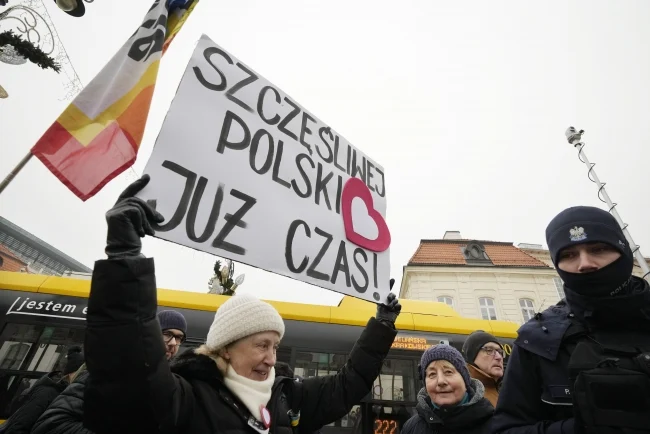 Poslanici prethodne vlasti dežuraju u poljskoj televiziji da i fizički spreče promene