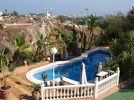 Maison avec piscine et terrasse 1