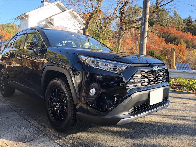 RAV4のスタッドレスタイヤへ交換・無加工スマホ撮りに関するカスタム事例の投稿画像1枚目