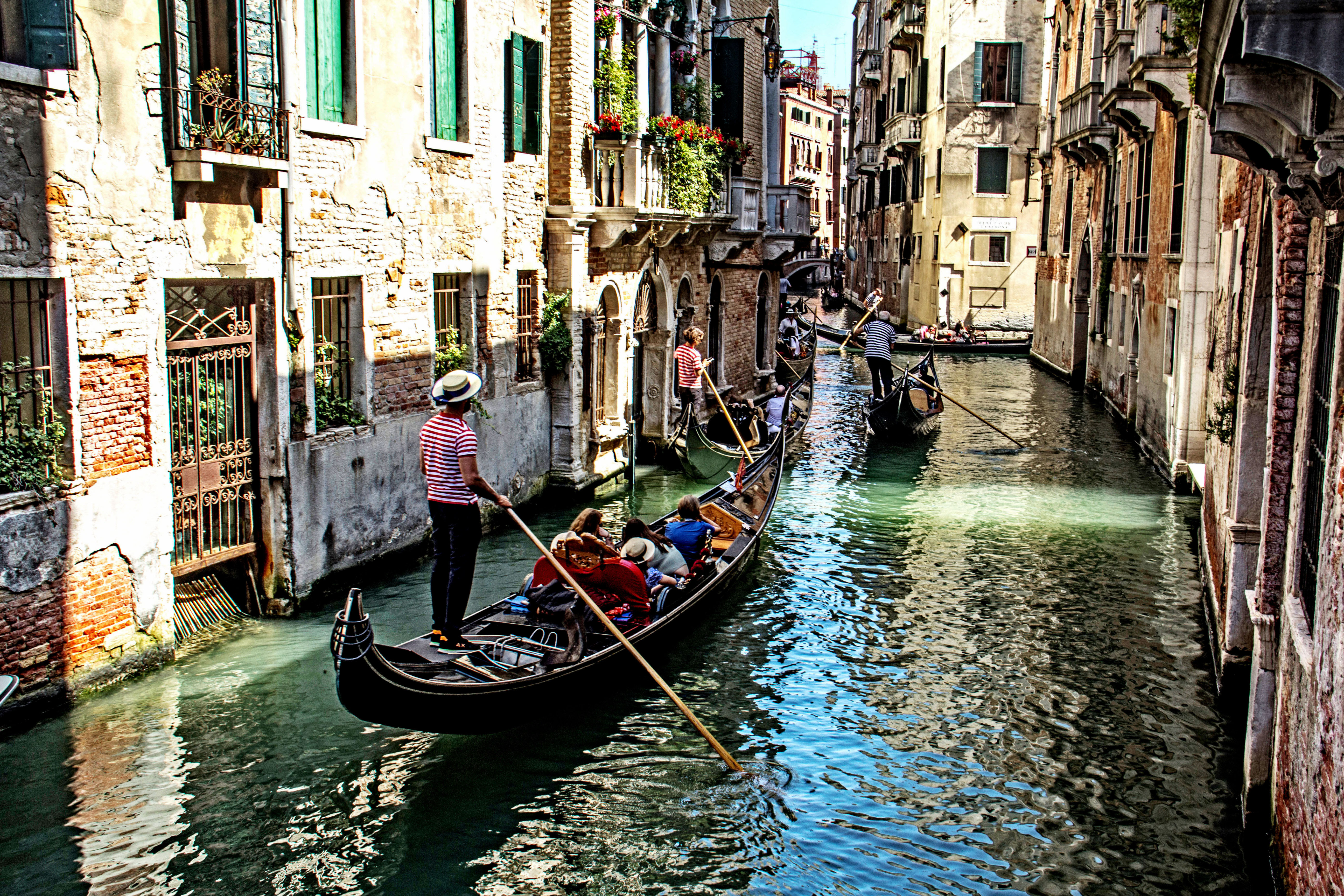 La gondola a Venezia. di Naldina Fornasari