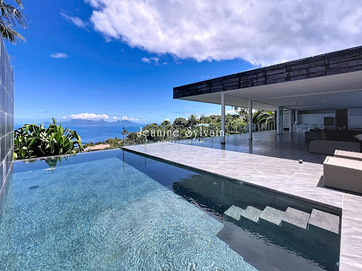 Maison avec piscine et terrasse 1