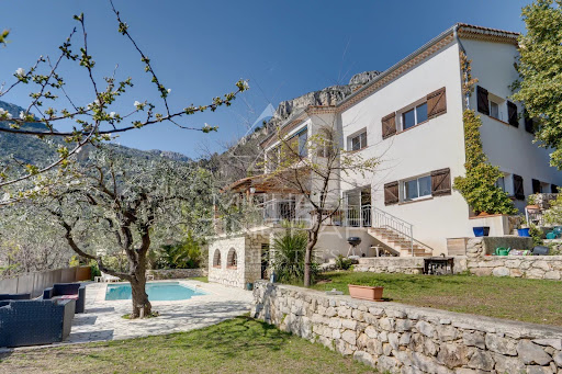 Villa with pool 1